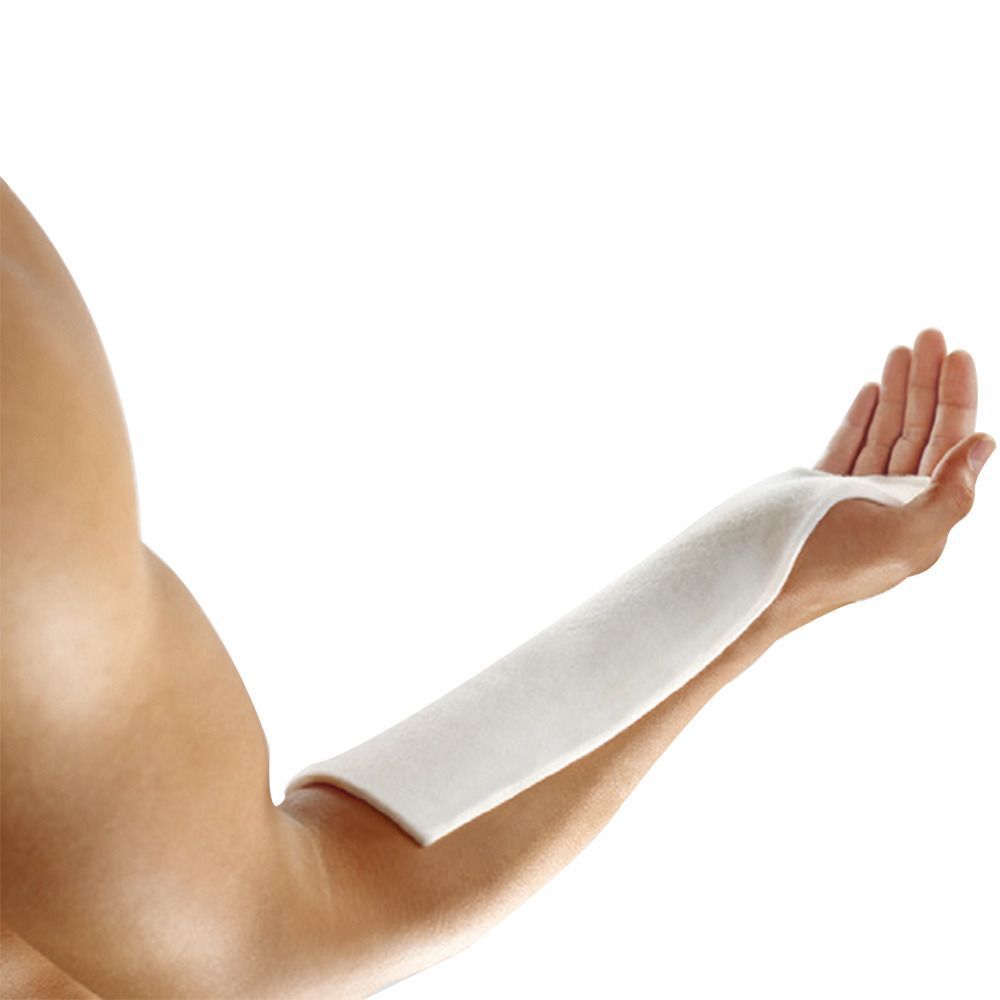 Weißes Cellacast Longuette, auf Arm gelegt. Material ist weich und flexibel. Produkt wird auf der Hand gehalten.