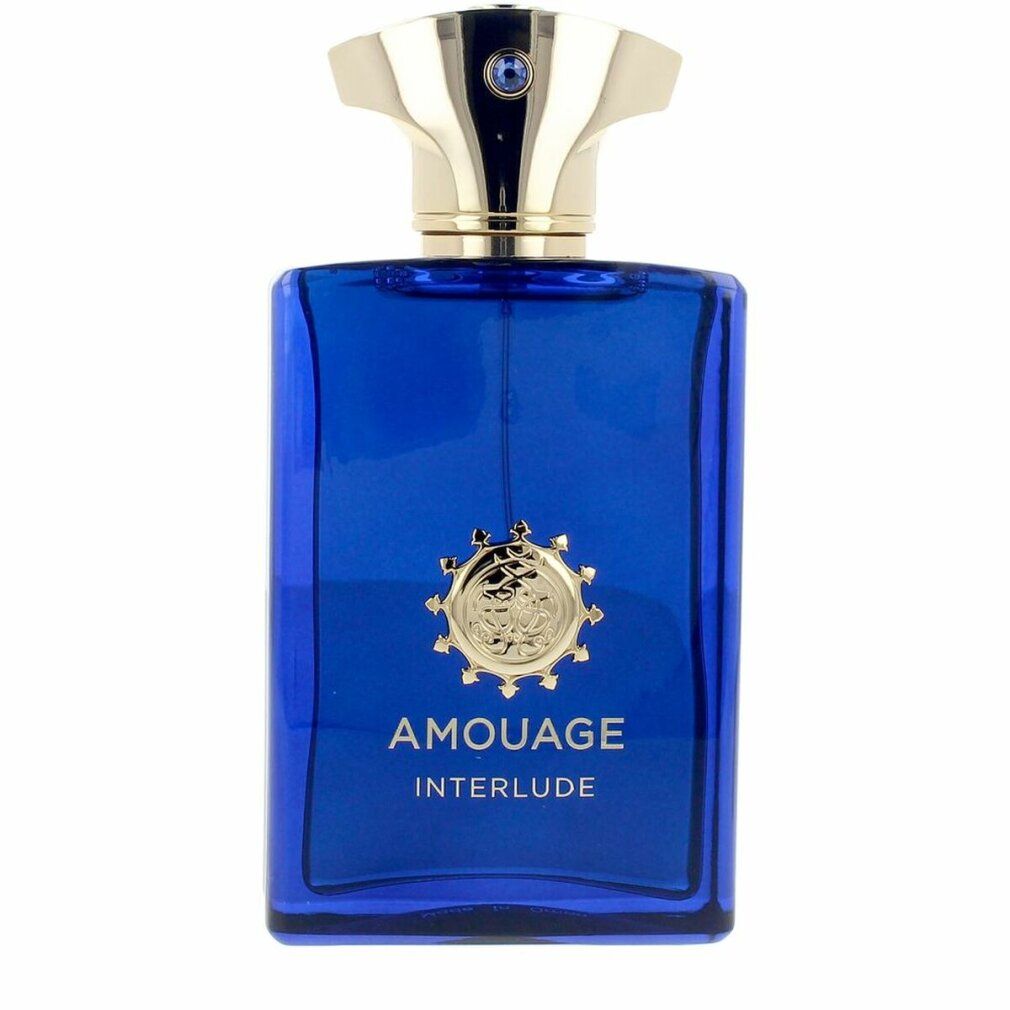 Blaues Parfümflakon mit goldenem Verschluss. Aufschrift: AMOUAGE INTERLUDE. Goldfarbenes Emblem auf der Vorderseite.