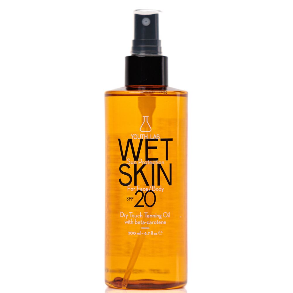 Transparente Sprühflasche mit gelbem Inhalt. Aufschrift: WET SKIN Sun Protection SPF 20. Für Gesicht & Körper. Mit Sprühkopf.