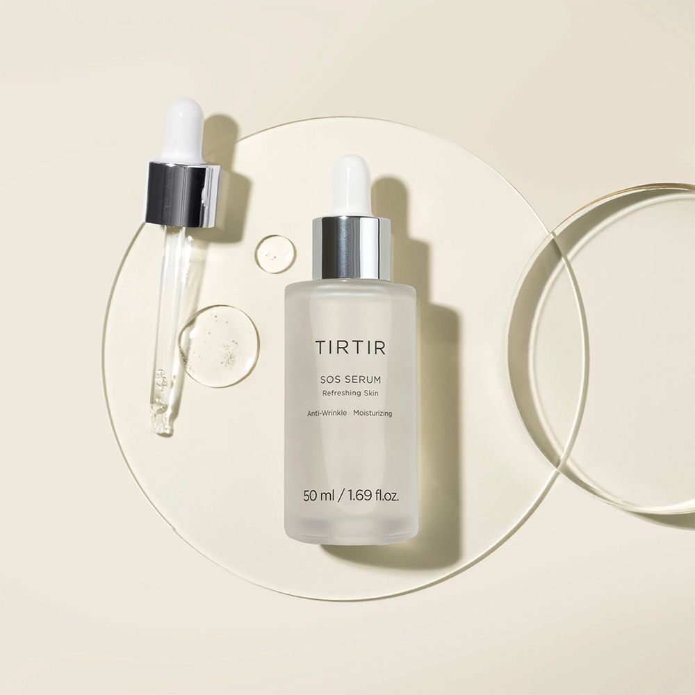 Serumflasche mit Pipette. Aufschrift: TIRTIR SOS Serum. 50 ml/1.69 fl.oz. Auf transparentem Untergrund.