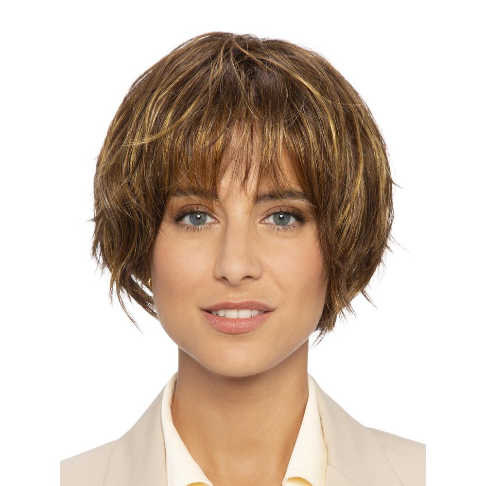 Kurzhaarperücke mit Pony, braun mit helleren Strähnen. Frontale Ansicht einer Frau mit beigem Blazer.