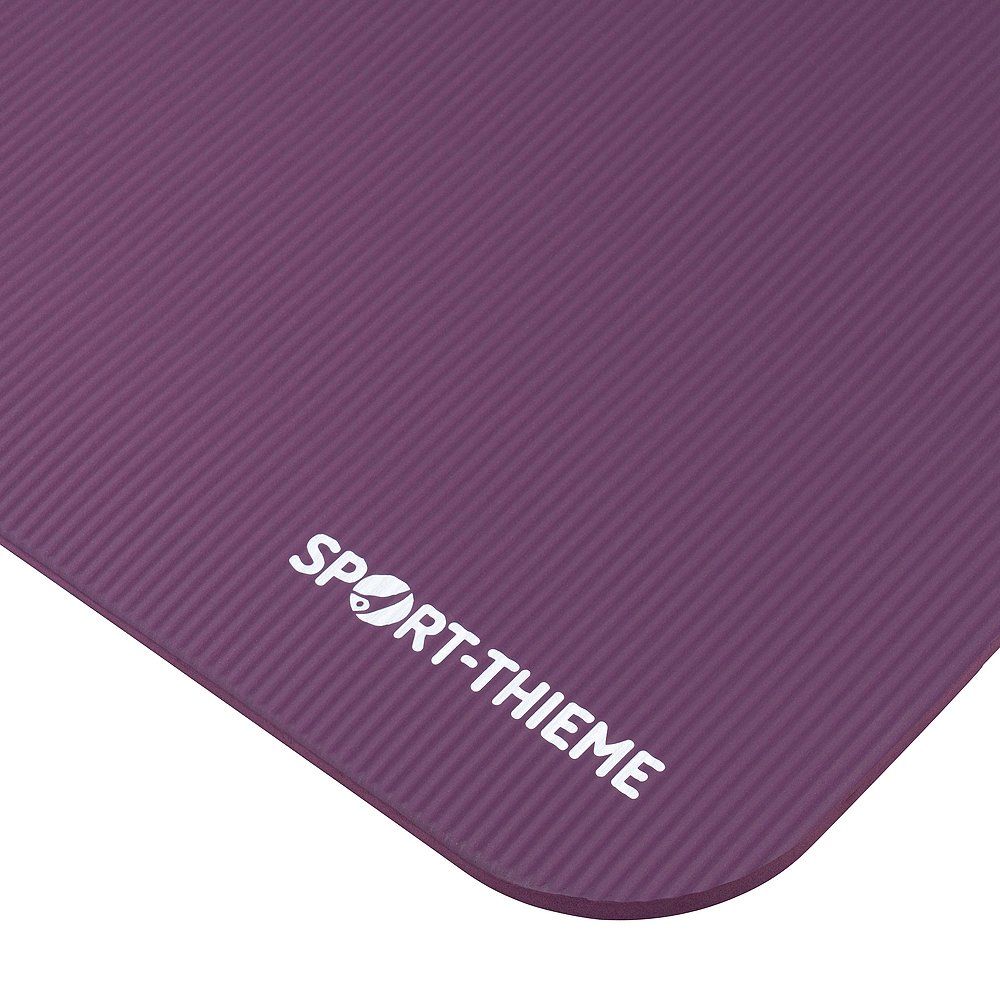Violette Fitnessmatte mit geriffelter Oberfläche. Sport-Thieme Logo in Weiß. Nahaufnahme, diagonale Ansicht.