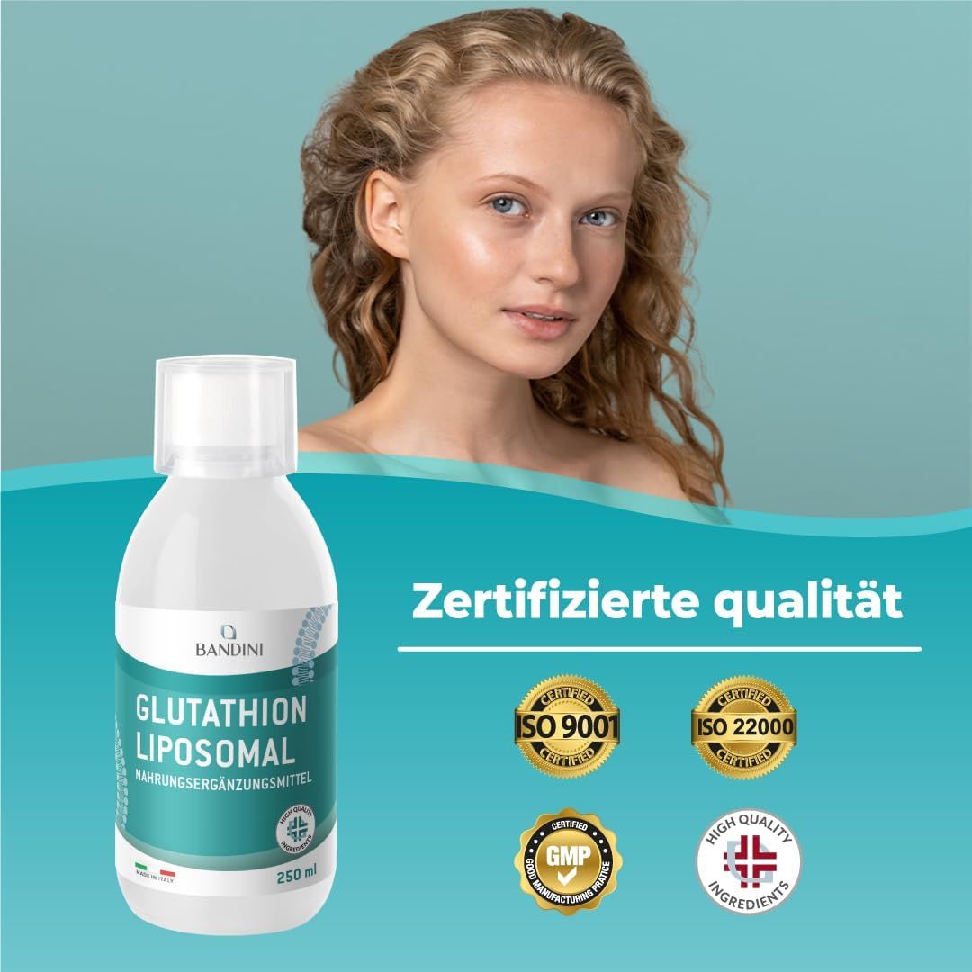 Weibliche Person und Bandini Liposomales Glutathion Flüssigformat. Flasche mit Produktetikett, Text: Glutathion Liposomal, 250 ml. Zertifizierte Qualität.