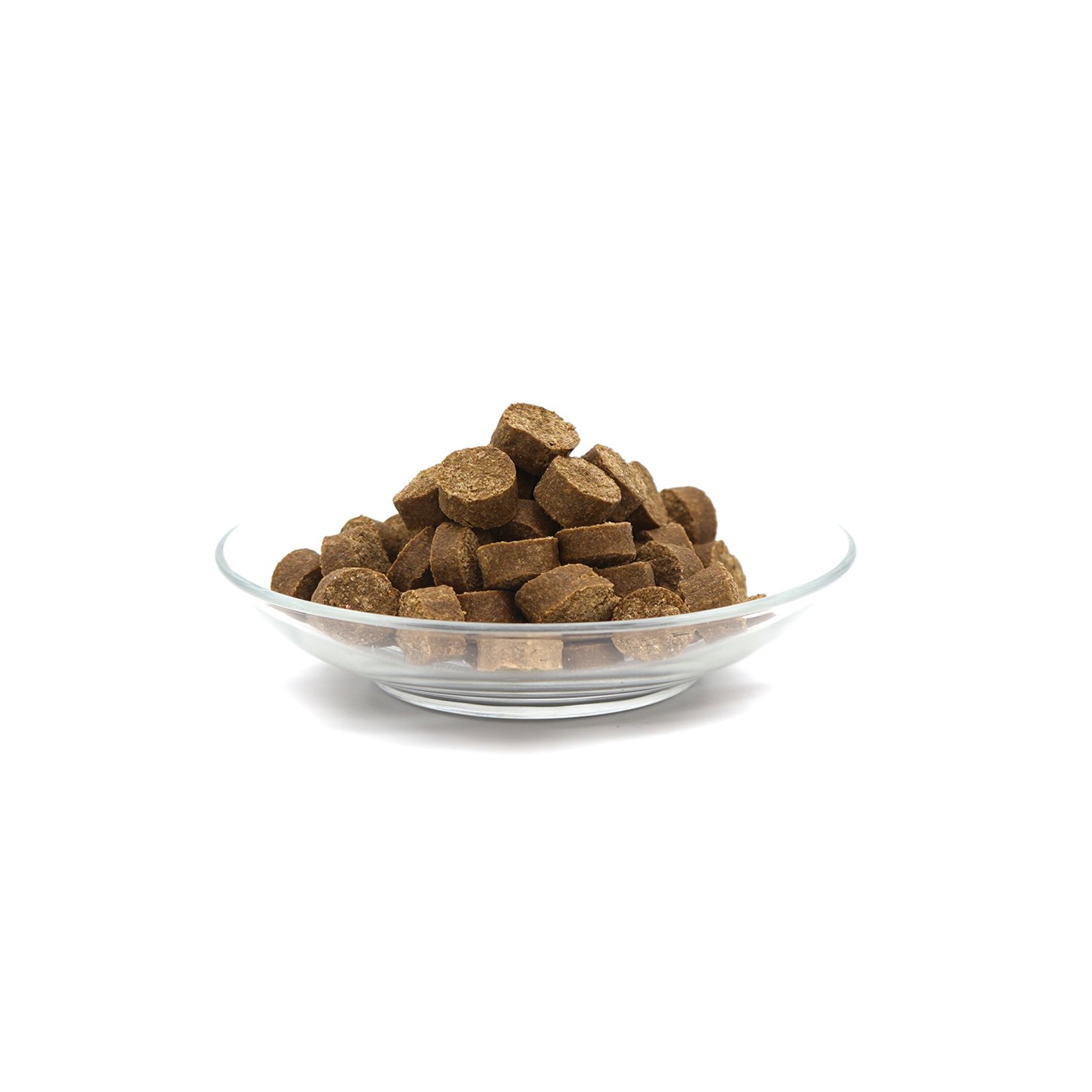 Braune, runde Hundesnacks in einer Glasschale. Die Snacks sind in einer Schicht angeordnet.