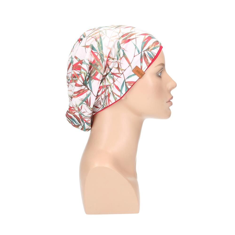 Beanie mit floralem Muster, roter Rand, auf Büste. Seitenansicht mit Etikett.