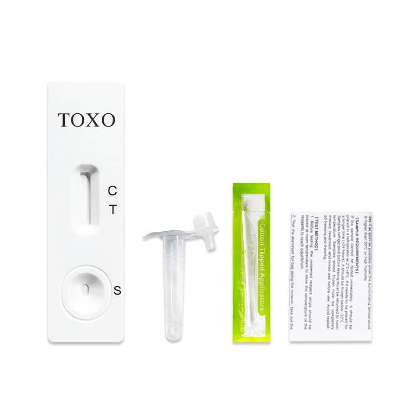 Ein Testkit für Toxoplasmose. Enthält eine Testkassette, eine Pipette, einen Tupfer und eine Gebrauchsanweisung.