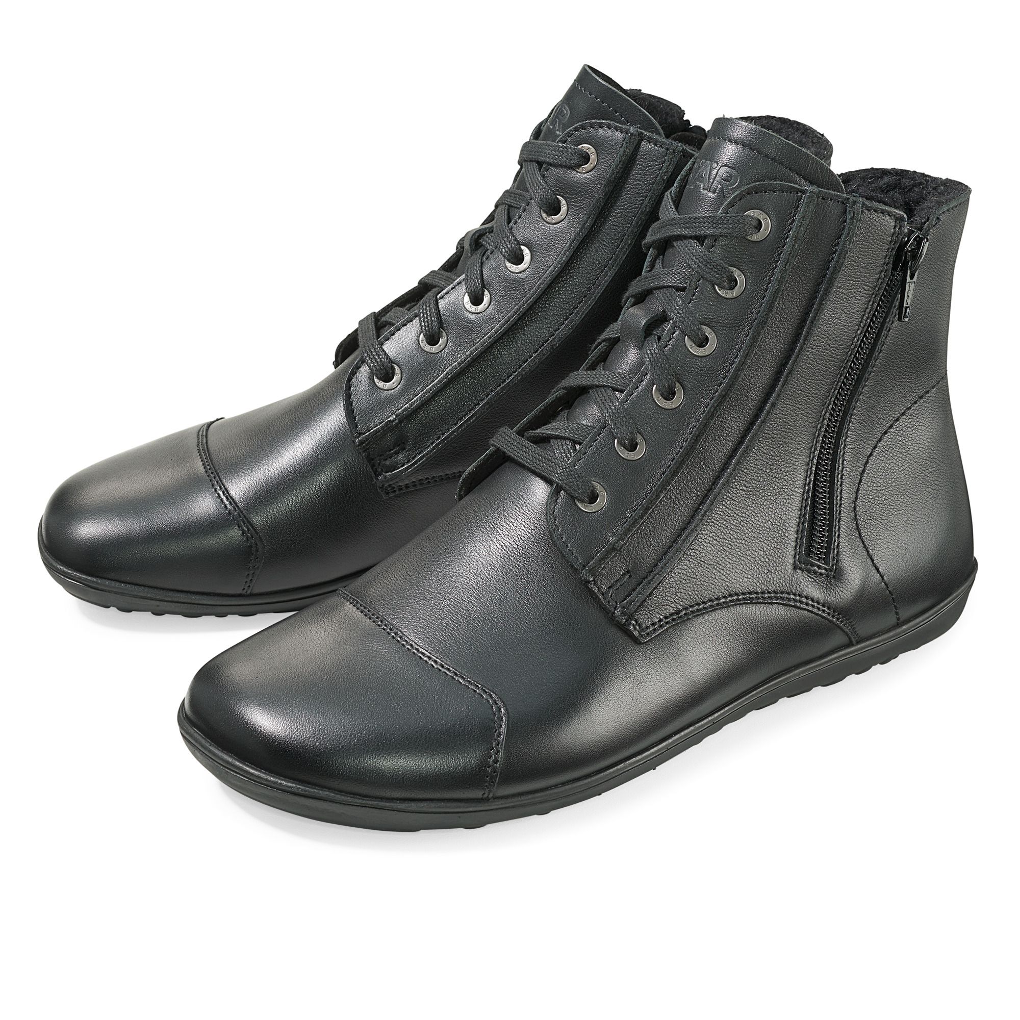 Schwarze Stiefeletten mit Schnürung und Reißverschluss. Lederoptik, breite Passform. Seitlicher Reißverschluss, Schnürsenkel.
