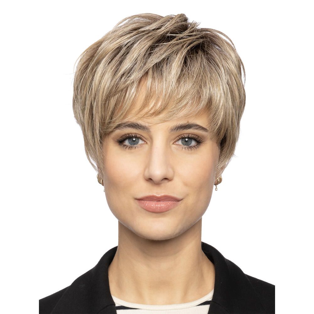 Kurzhaarperücke in Blondtönen. Frontale Ansicht einer Frau mit der Perücke. Sie trägt einen Blazer.