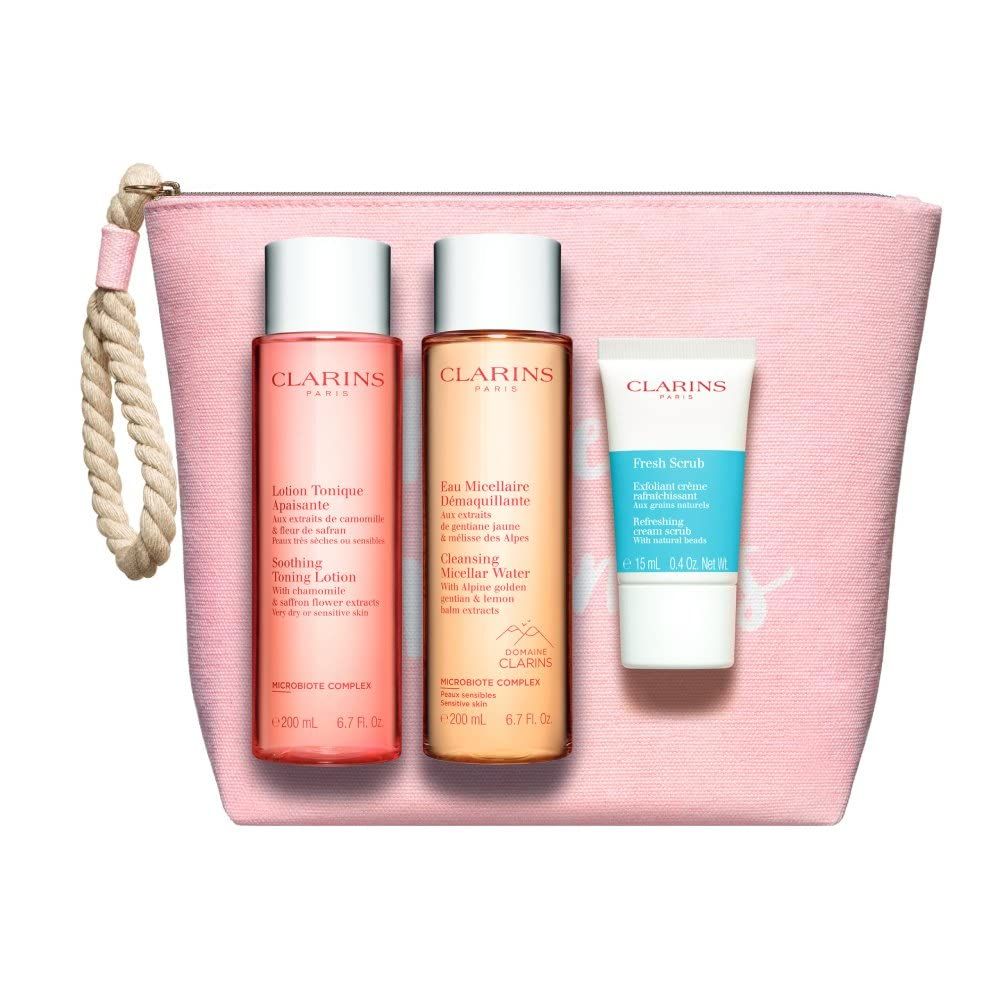 Rosa Kosmetiktasche mit drei Produkten: zwei Flaschen und eine Tube. Auf den Flaschen steht Clarins.