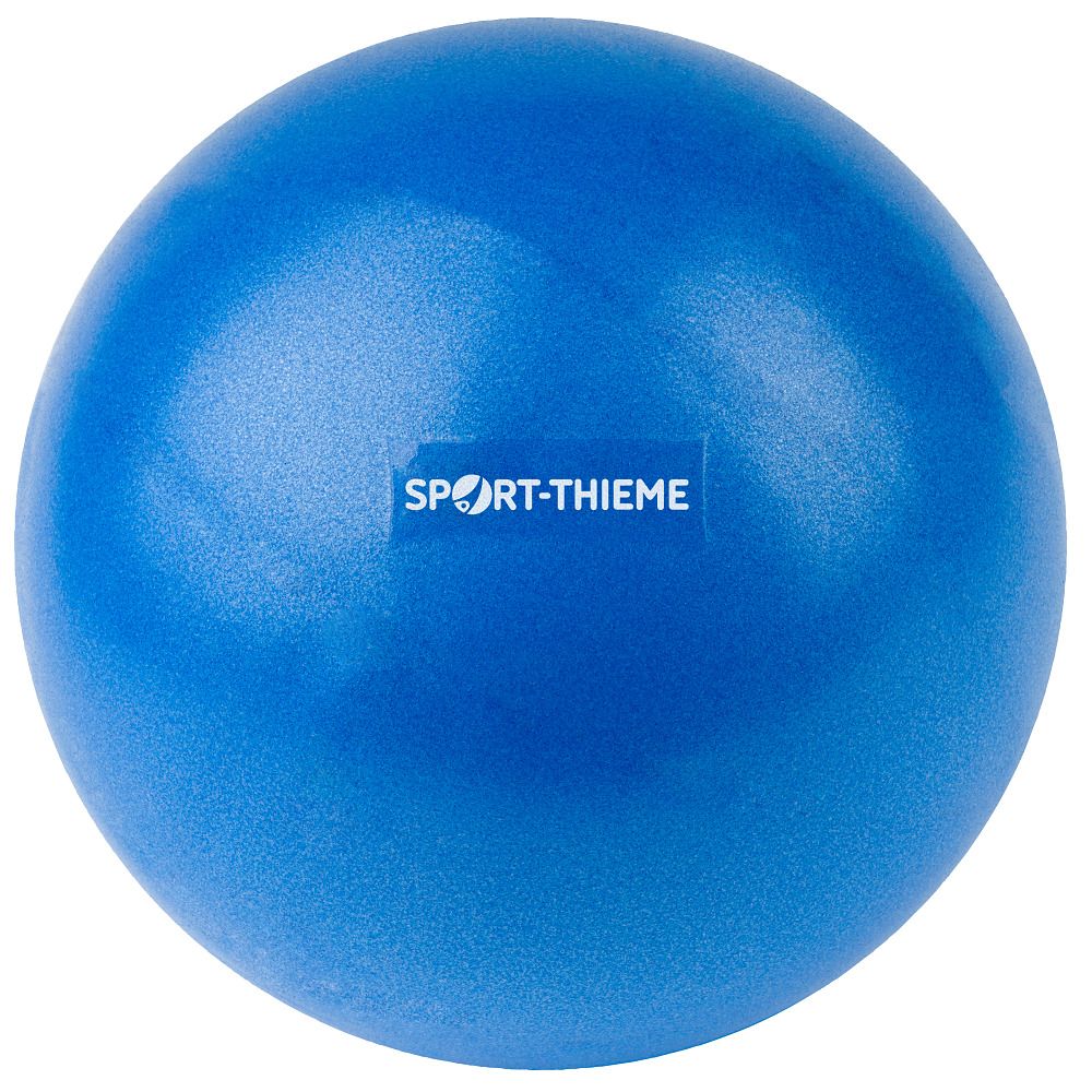 Blauer, runder Pilates-Ball. Auf der Oberfläche ist der Schriftzug SPORT-THIEME zu sehen.