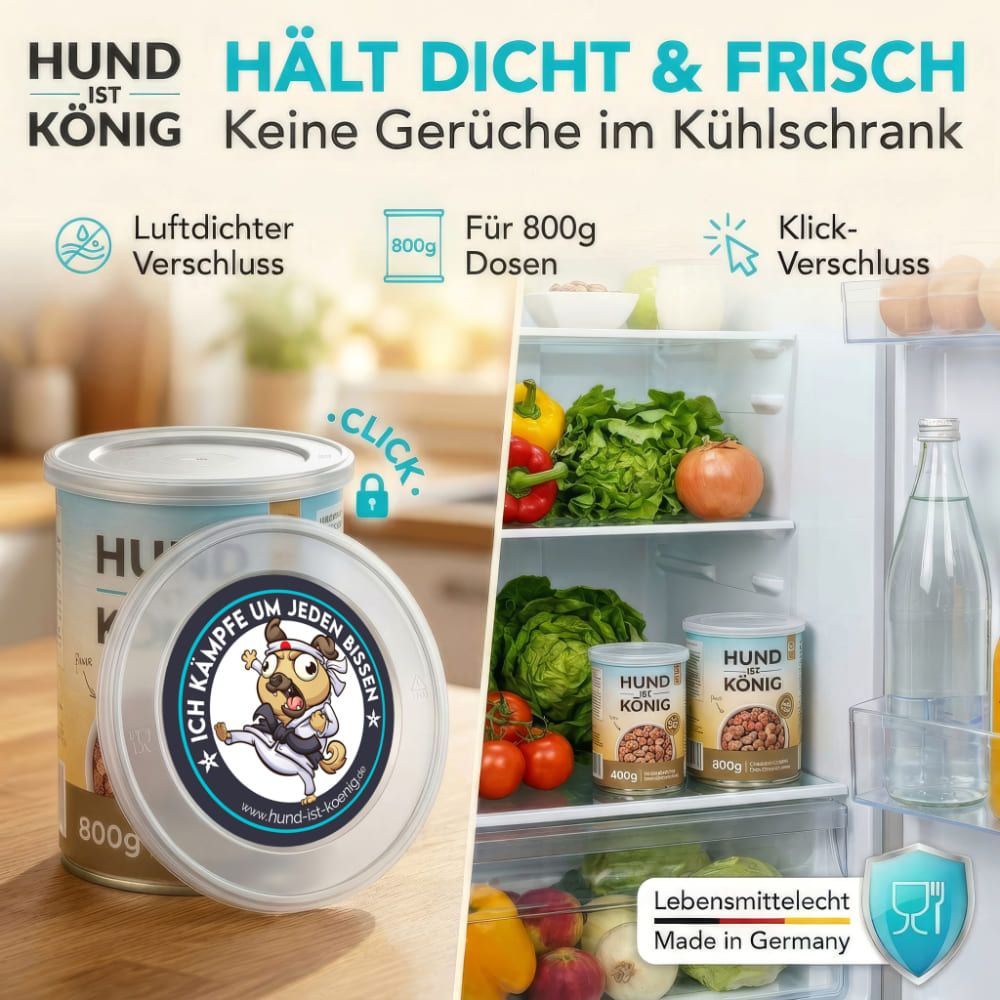 Deckel und Dose im Kühlschrank. Aufschrift: „HUND IST KÖNIG“. „Hält dicht & frisch“. „Für 800g Dosen“. Klick-Verschluss.