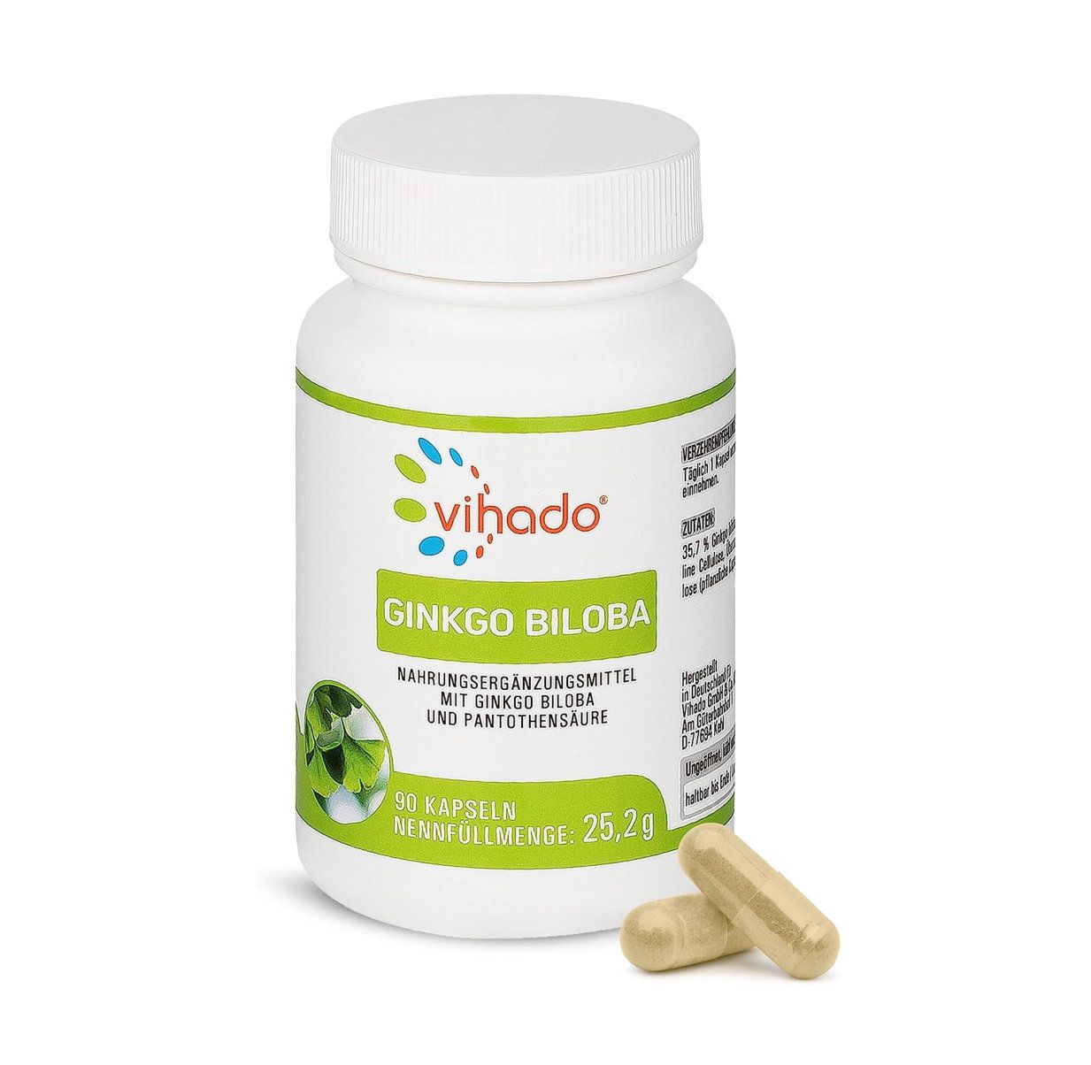 Eine weiße Flasche Vihado Ginkgo Biloba-Kapseln mit 90 Kapseln. Zwei Kapseln liegen daneben. Auf der Flasche steht der Produktname und die Inhaltsstoffe. Das Logo von Vihado ist ebenfalls zu sehen.