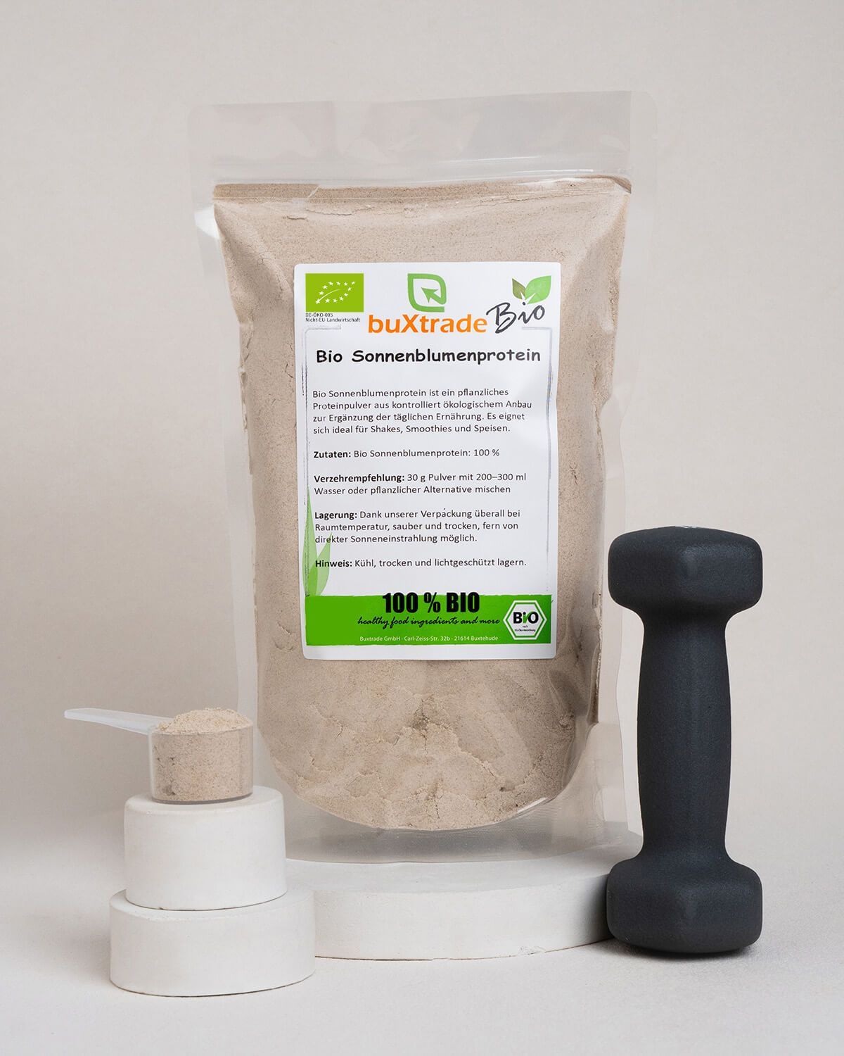 buXtrade Bio Sonnenblumenprotein Verpackung mit Messlöffel, Kernen und Hantel.