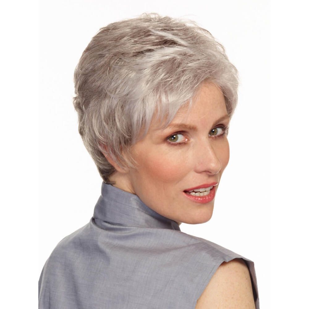 Kurzhaarperücke, graues Haar, Frau blickt über die Schulter. Graues Oberteil.