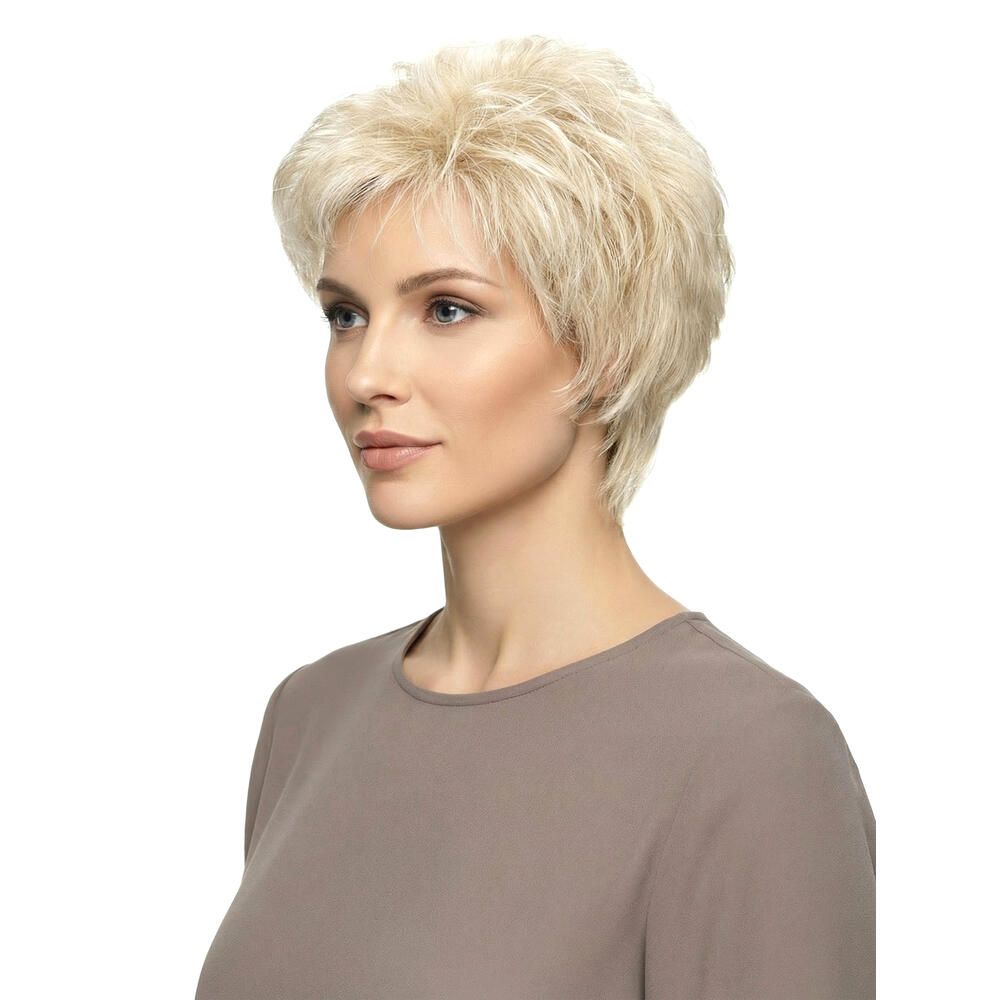 Kurzhaarperücke, blond, seitliche Ansicht einer Frau. Das Haar ist gestuft und voluminös. Die Frau trägt ein braunes Oberteil.