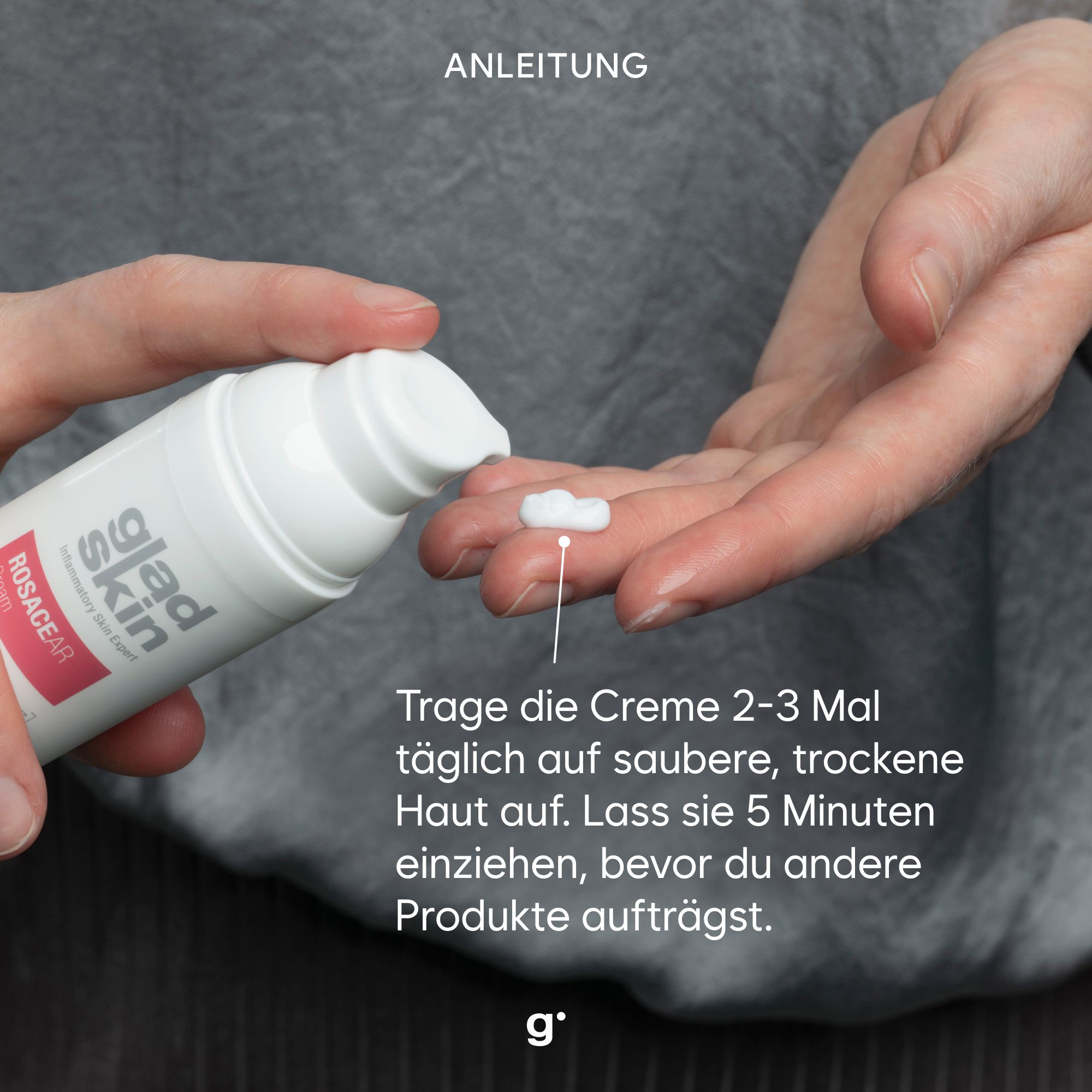 Person gibt Creme aus weißer Flasche mit Pumpkopf auf die Hand. Text: "glad skin" und "ROSACEAR".