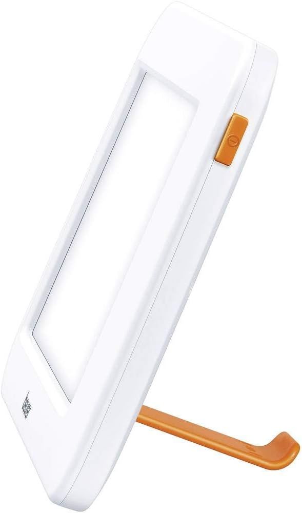 Weiße Tageslichtlampe mit orangefarbenem Ständer und Knopf. Das Gerät ist leicht angewinkelt.