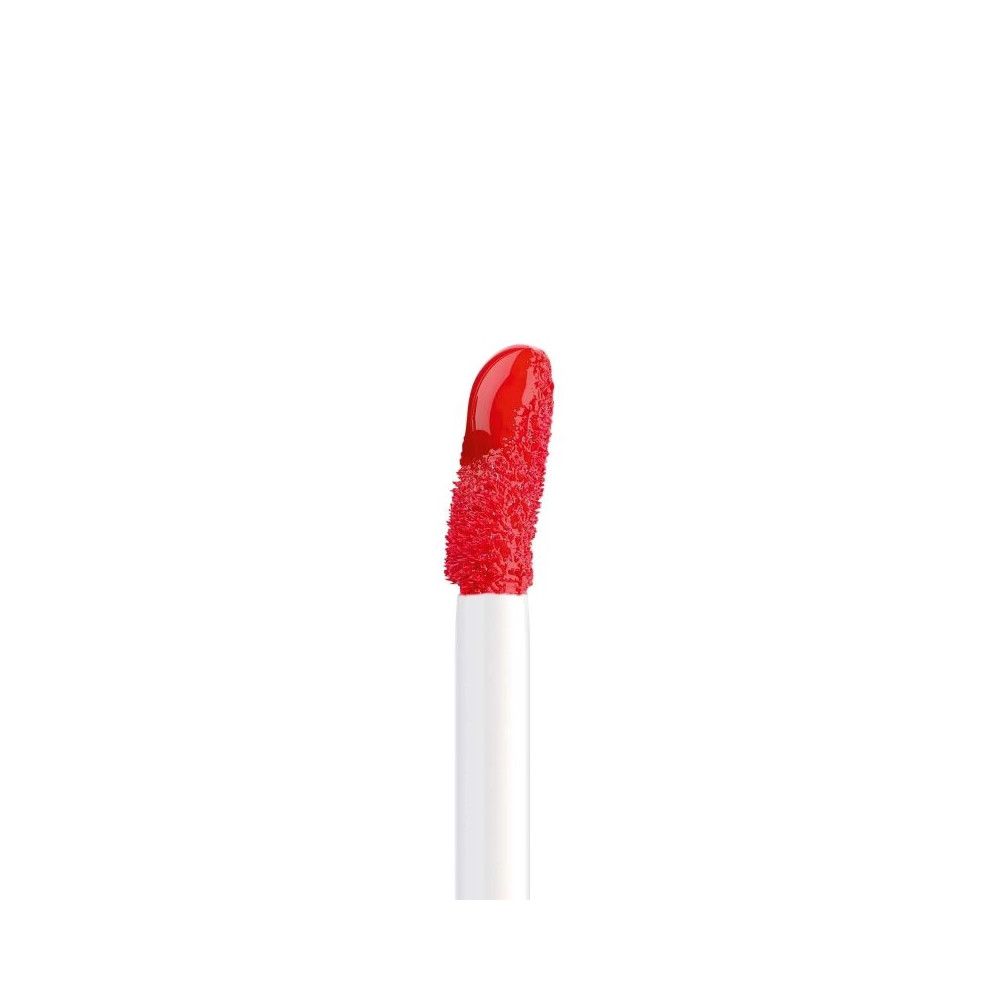 Applikator mit leuchtend rotem Lippenfluid, auf weißem Hintergrund.
