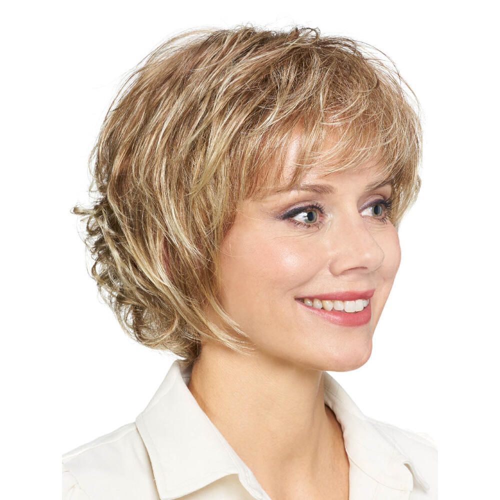 Perücke Michelle von Lofty. Blondes, kurzes Haar. Frau im Profil, Blick zur Seite. Weißes Oberteil.