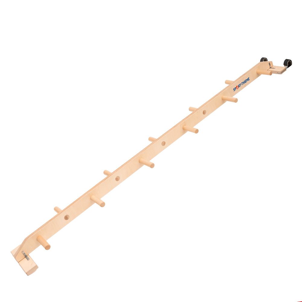 Langes Holz-Kombigerät mit Stiften. Helle Holzfarbe. Mehrere Stifte ragen aus dem Holz heraus. Ein Ende ist abgewinkelt.