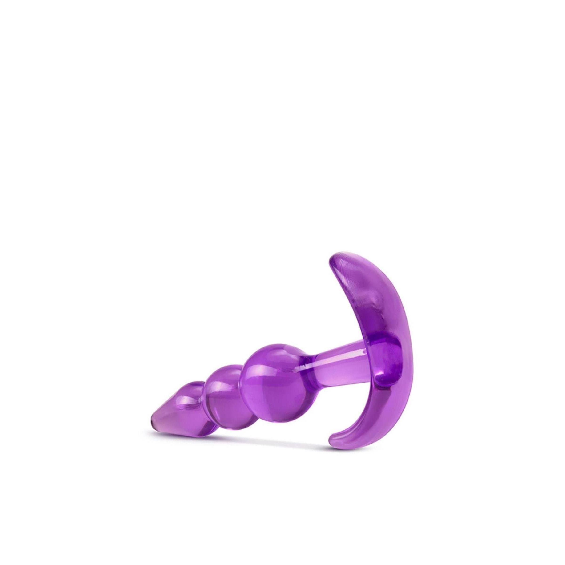 Lila Analplug mit drei Kugeln und gebogener Basis, schräg. Transparentes Material.