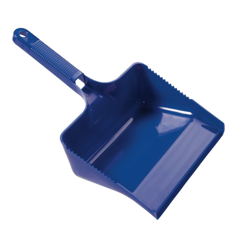 Blaue Kehrschaufel mit Griff und Besenkammer. Eckige Form. Kunststoff. Griff mit Loch. Zähne an der Kante.