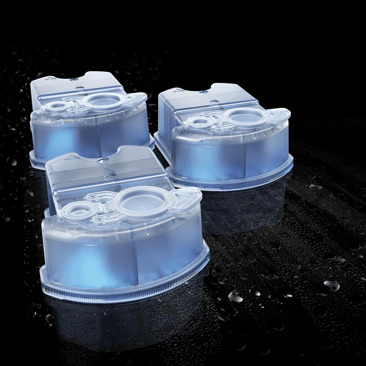Tre cartucce di pulizia con liquido blu. Su sfondo nero. Plastica.