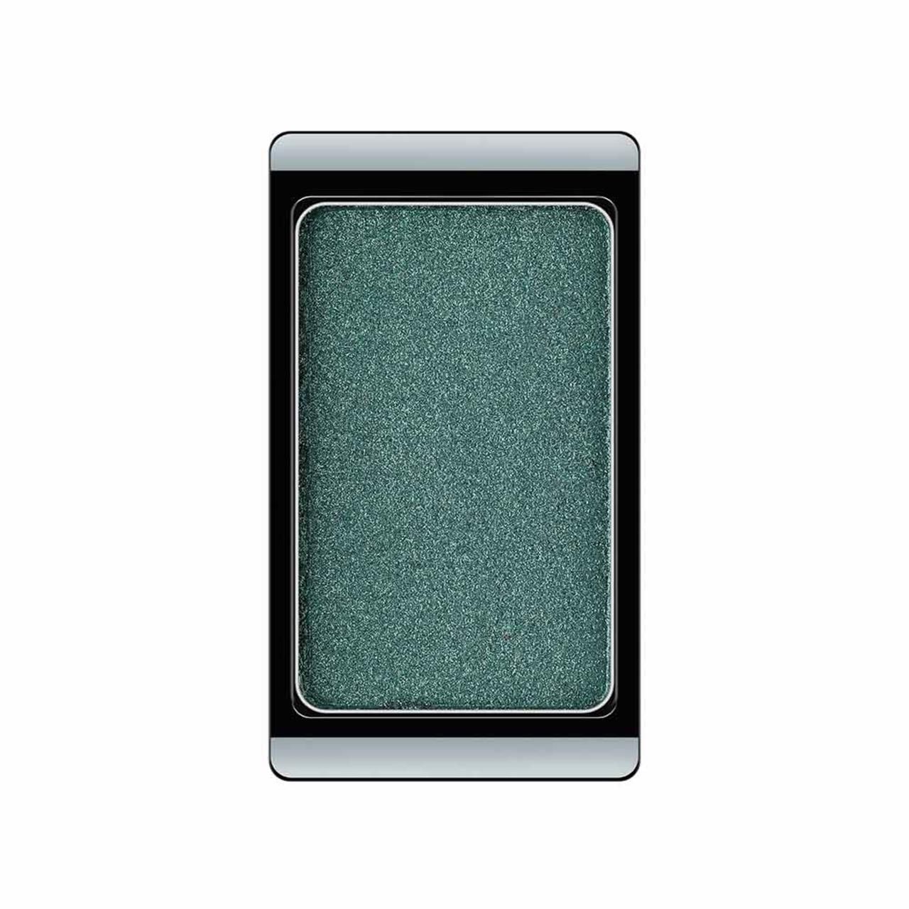 Eyeshadow in rechteckiger Form. Dunkelgrüne Farbe mit Glitzer. Schwarzer Rahmen, silberne Umrandung.