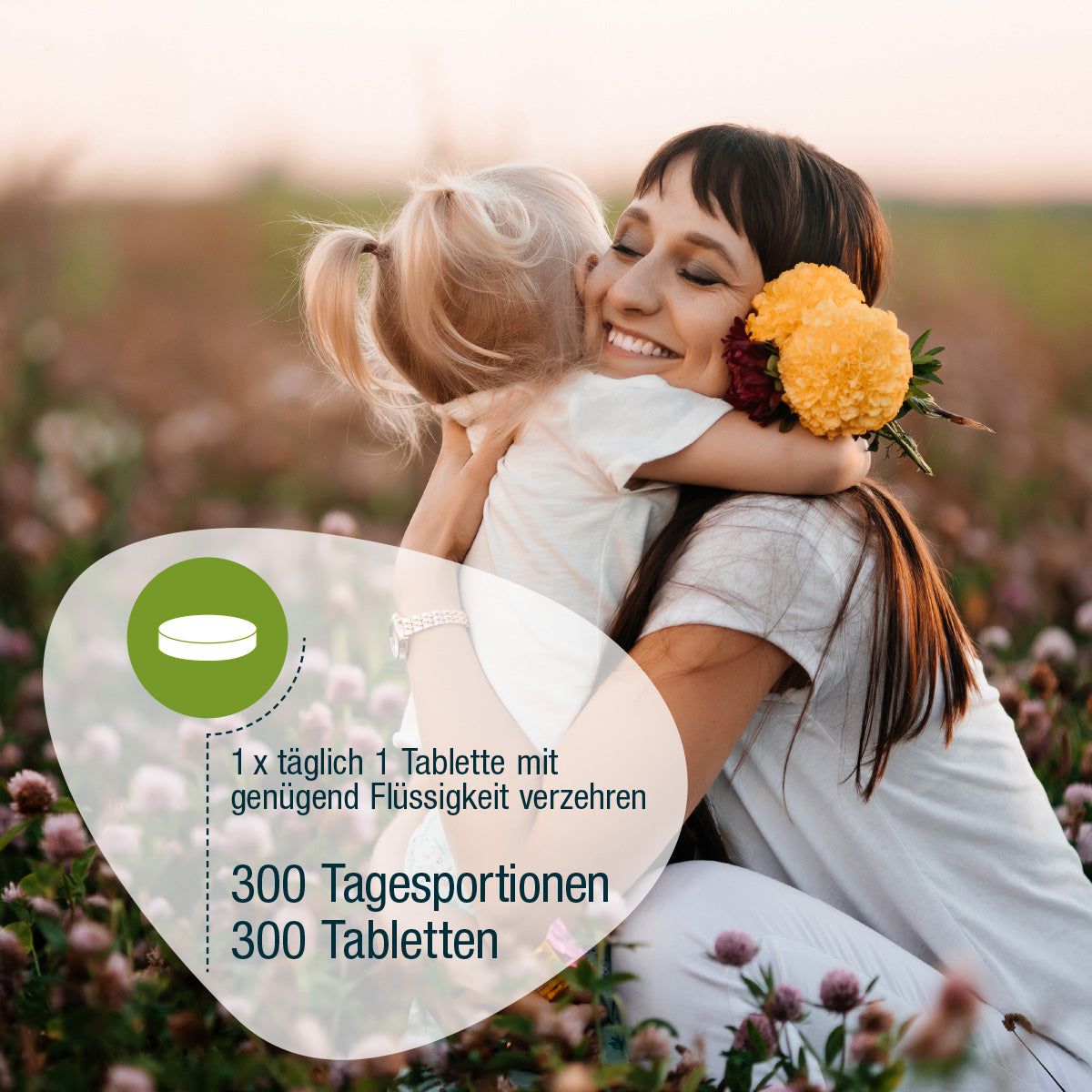 Frau umarmt Kind, hält Blumen. Text: 1 Tablette täglich mit Flüssigkeit. 300 Tagesportionen.