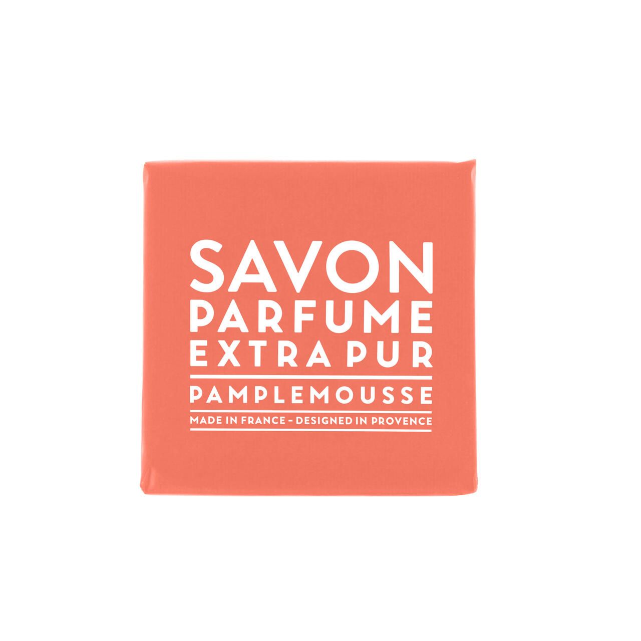 Quadratische Seife in rosa Verpackung. Text: SAVON PARFUME EXTRA PUR PAMPLEMOUSSE. Hergestellt in Frankreich.