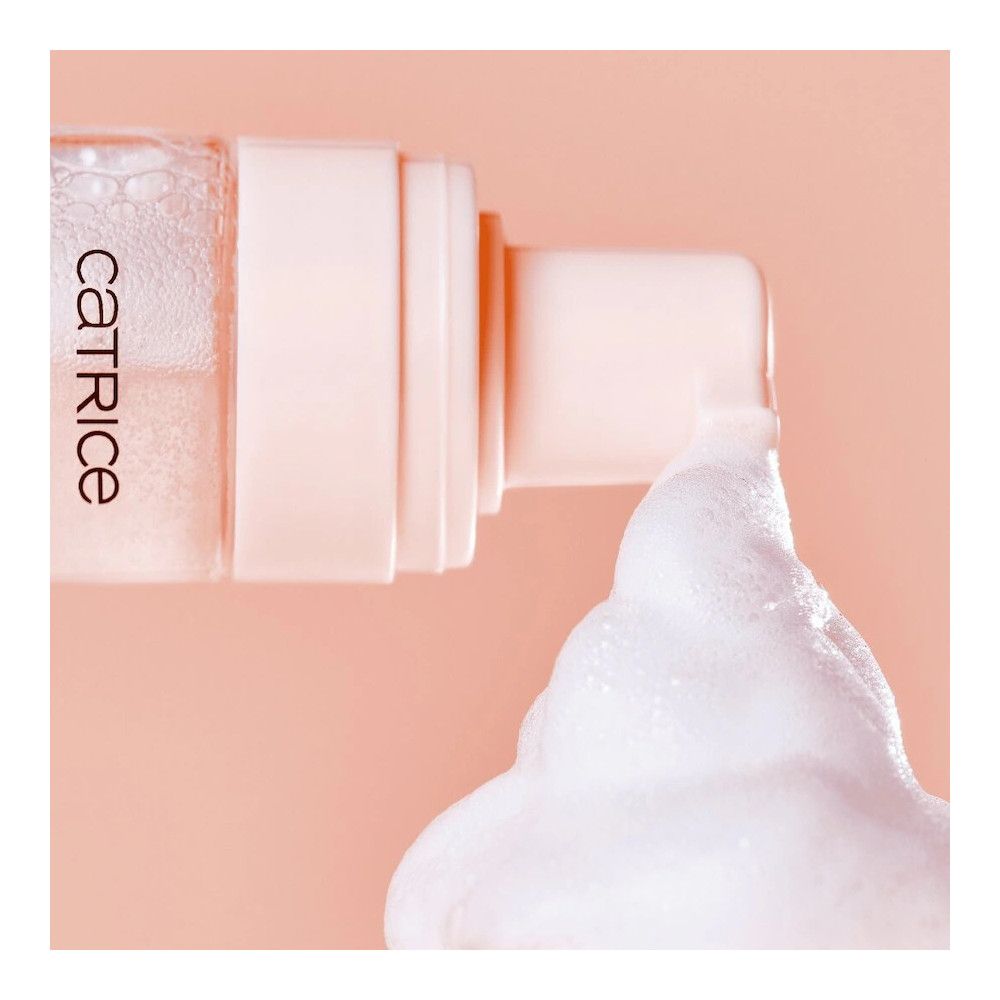 Nahaufnahme Foundation-Flasche mit Schaum. Aufschrift: Catrice. Schaum wird aus der Flasche gedrückt.