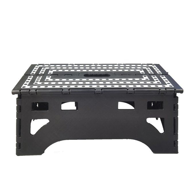 Ein zusammengeklappter schwarzer Tritthocker XL mit Tragegriff, 1,4 kg leicht.
