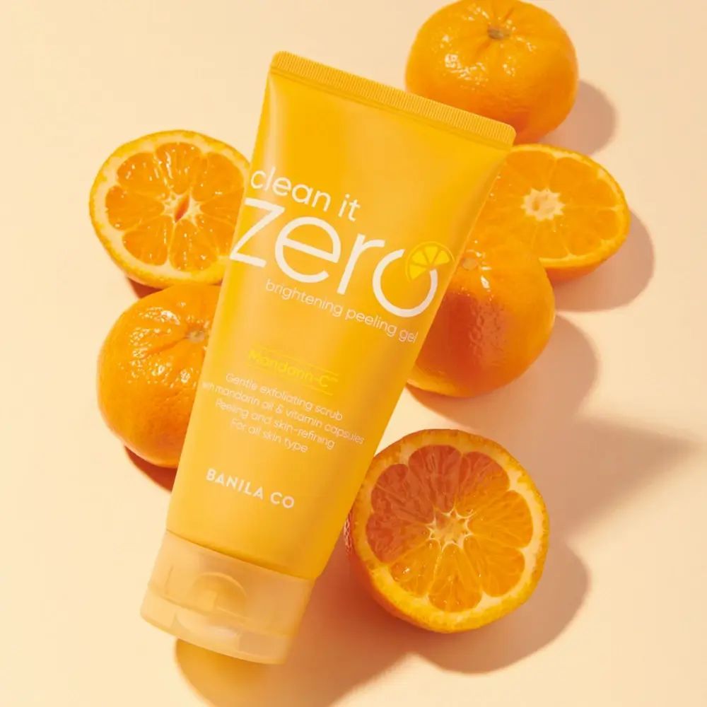 Gelbe Tube mit 'clean it zero' und Mandarinen. Produkt und Mandarinen auf hellem Hintergrund. Gelbe Kappe.