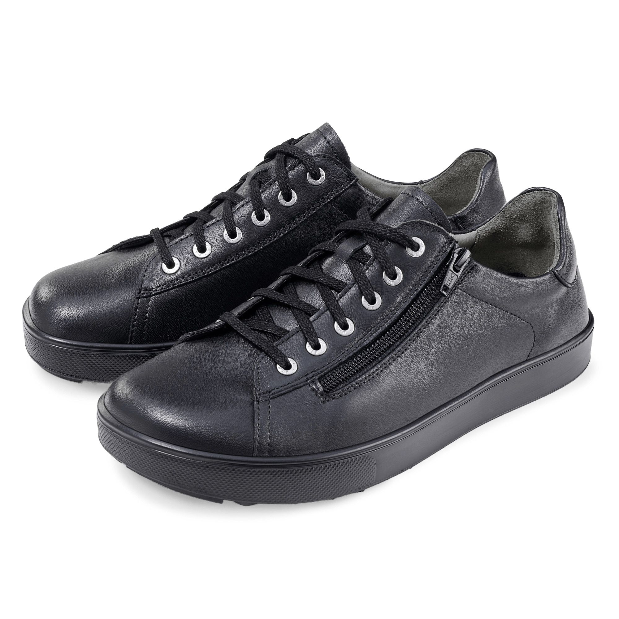 Schwarze Schnürschuhe mit Reißverschluss. Breite Sohle, Schnürsenkel und silberfarbene Ösen. Zwei Schuhe nebeneinander.
