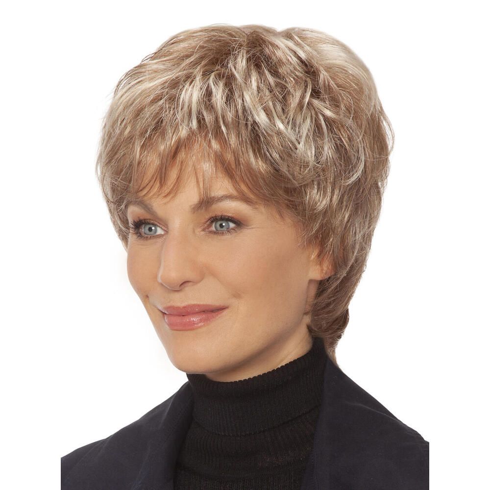 Kurzhaarperücke mit blonden Strähnen. Die Frau trägt einen schwarzen Rollkragenpullover. Dreiviertelansicht.
