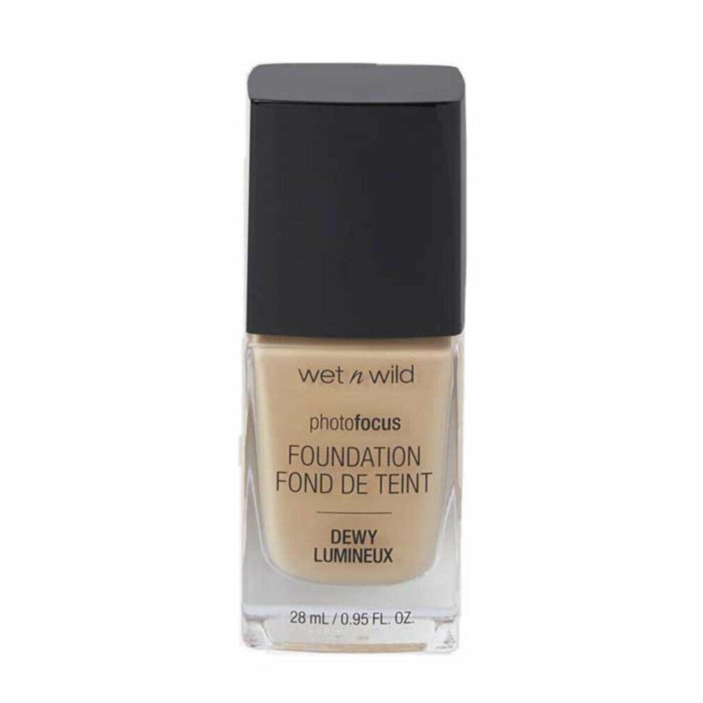 Flüssige Foundation in einer rechteckigen Glasflasche mit schwarzem Deckel. Aufschrift: Wet n Wild, Photo Focus, Foundation, Dewy.