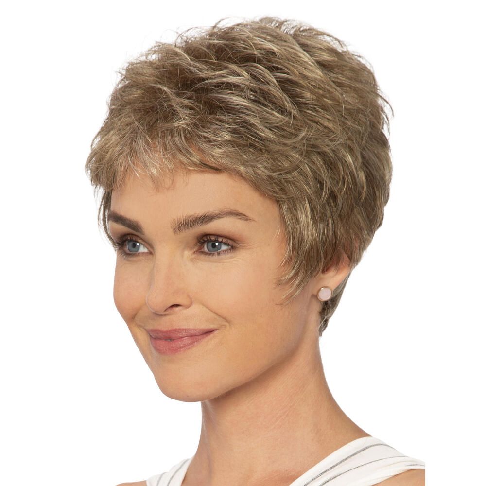 Kurzhaarperücke in Blondtönen. Seitenansicht einer Frau, die die Perücke trägt. Die Perücke hat einen Pony.