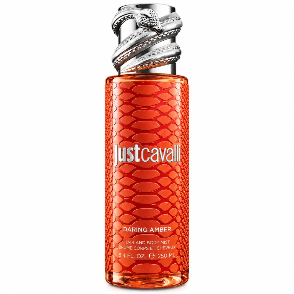Orangefarbener Flakon mit Schlangenhautmuster und silbernem Schlangenkopfverschluss. "Just Cavalli Daring Amber Hair and Body Mist" ist aufgedruckt.
