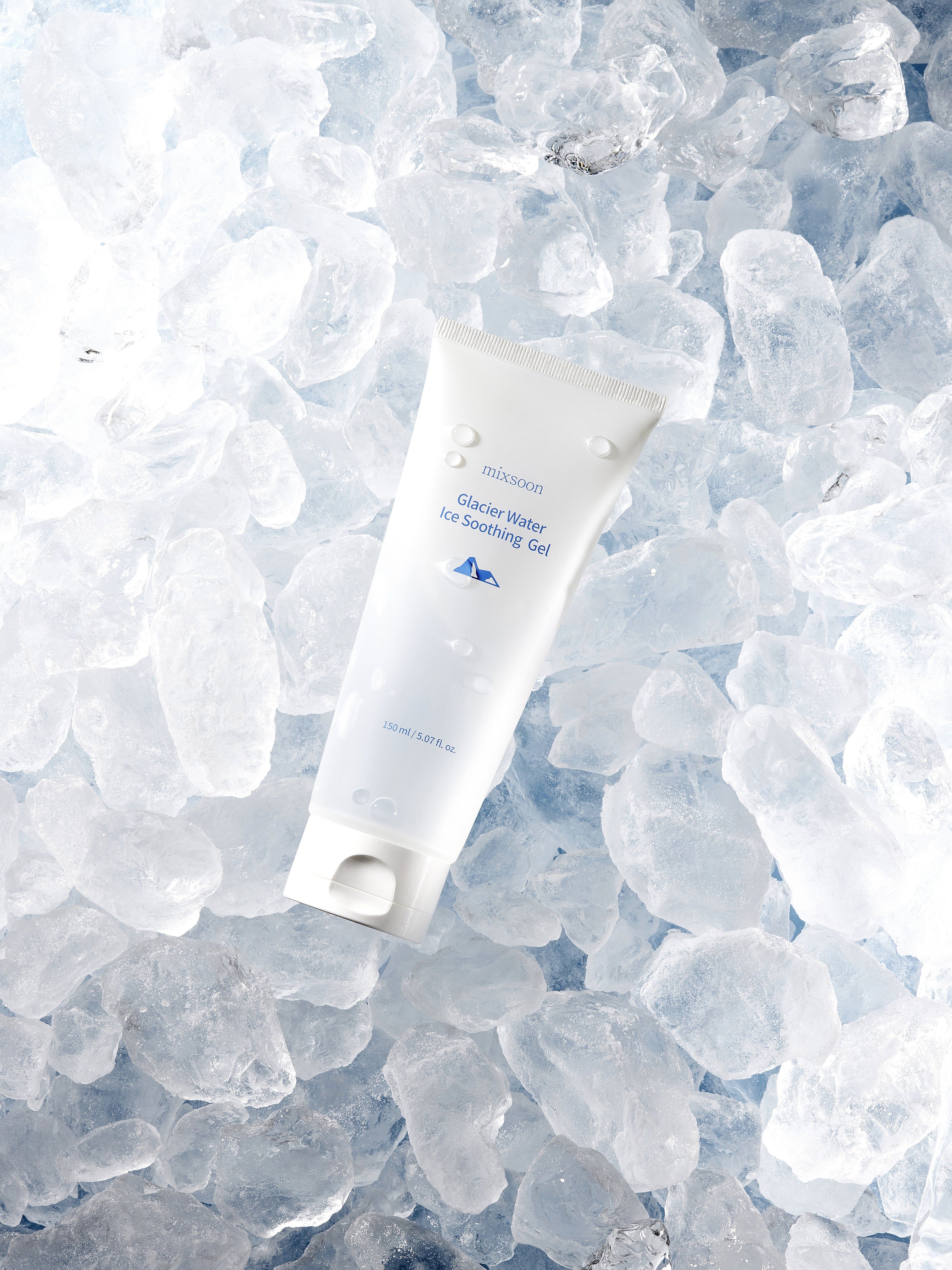 Weiße Tube auf Eiswürfeln. Blaue Schrift und Logo. Beschriftung: Glacier Water Ice Soothing Gel. Volumenangabe: 150 ml / 5.07 fl. oz.