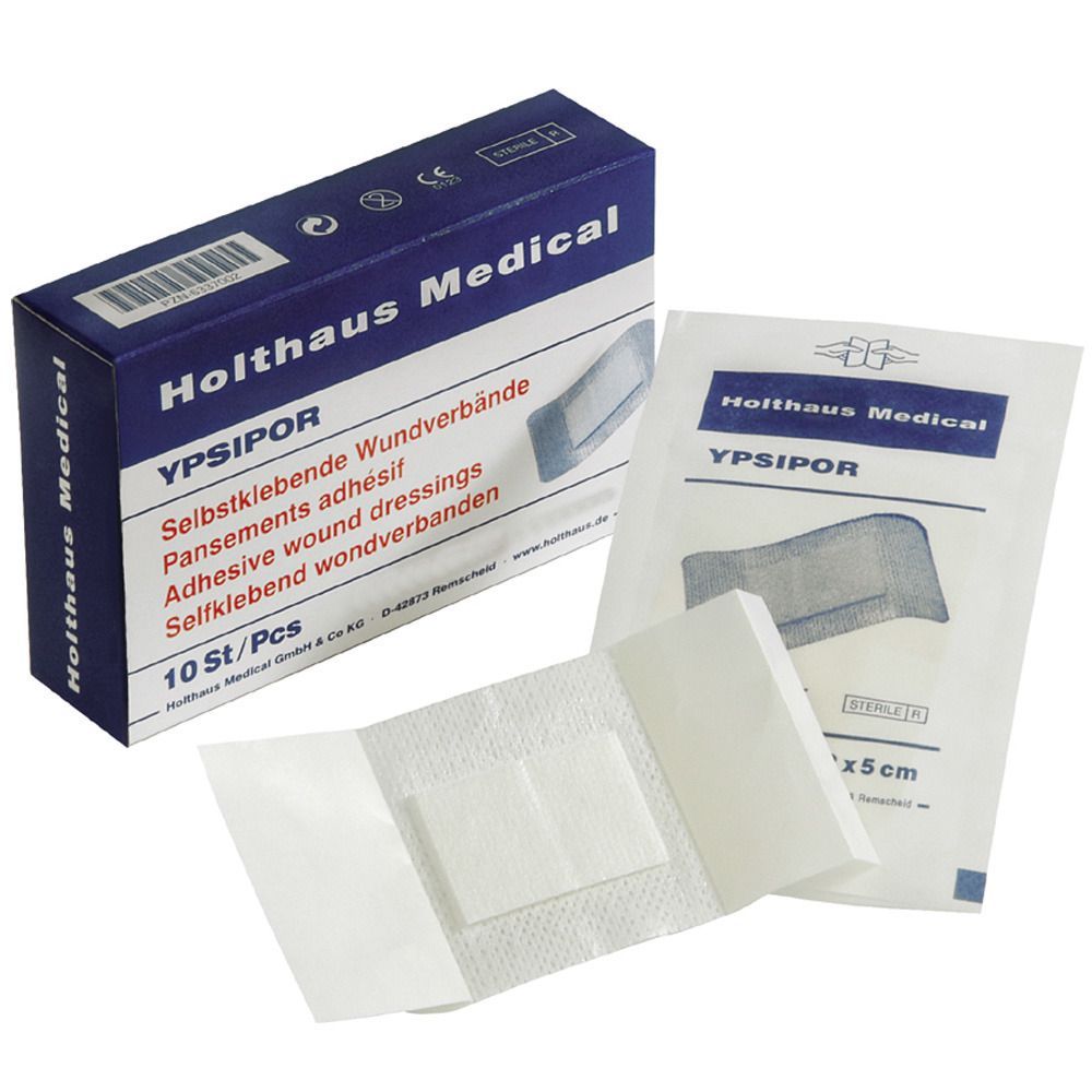 Verpackung und offener Wundverband. Der Verband ist weiß mit einem zentralen, rechteckigen Pad. Verpackung mit Produktnamen.