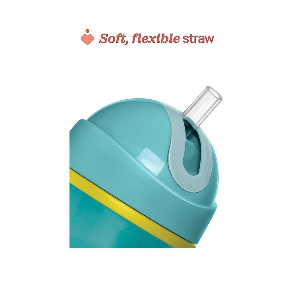 Nahaufnahme der Trinkflasche. Türkis mit gelbem Ring. Sichtbarer Strohhalm.