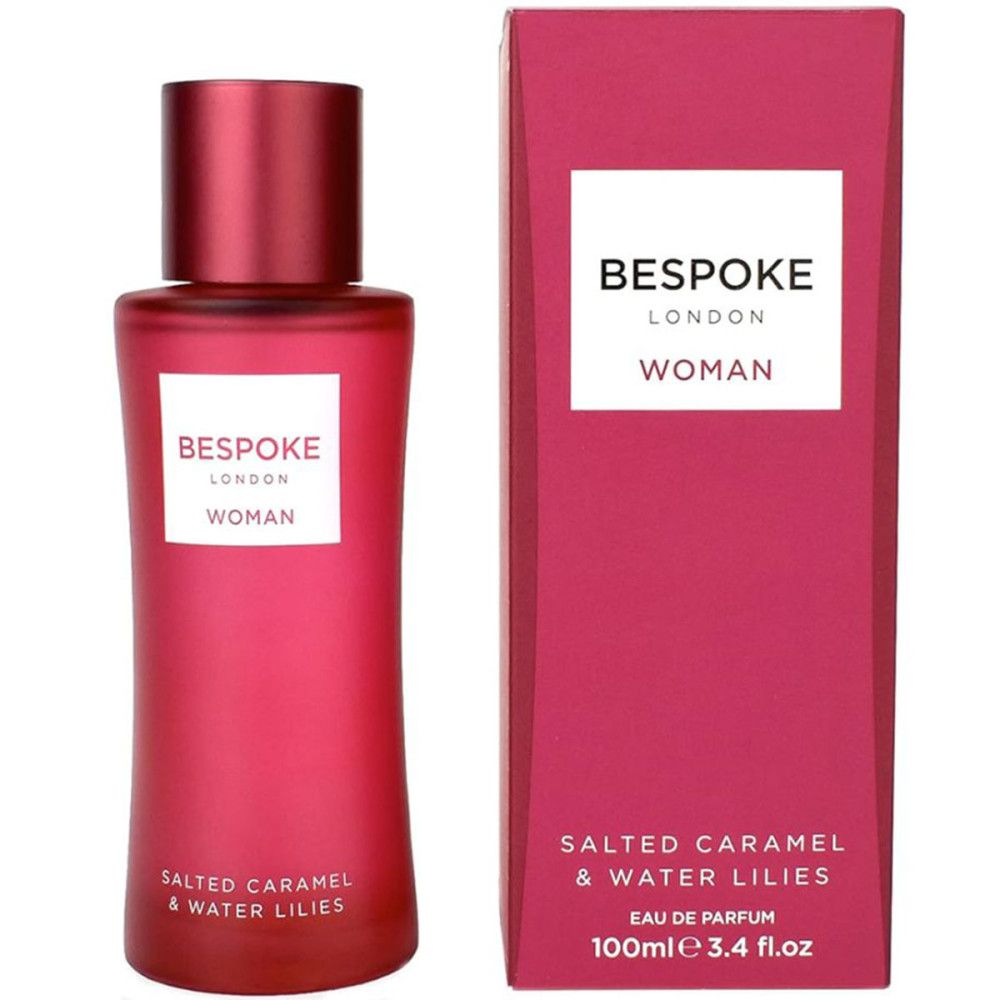 Rote Flasche und Schachtel. Aufschrift: Bespoke London Woman. Text: Salted Caramel & Water Lilies. Auf der Schachtel: 100ml 3.4 fl.oz.