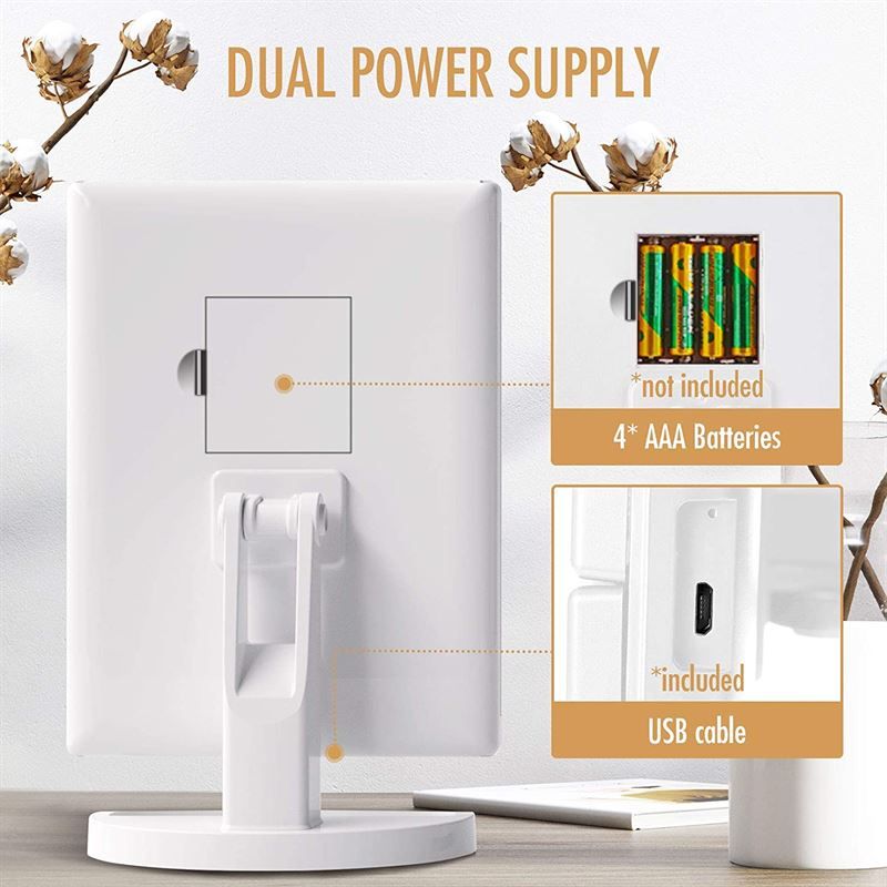 Rückseite des weißen Kosmetikspiegels. Batteriefach für 4 AAA-Batterien. USB-Anschluss.