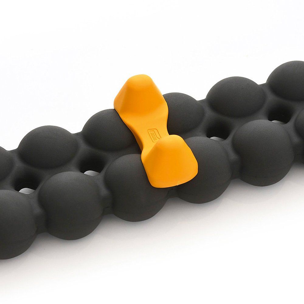 Schwarzer Spinefitter mit gelbem Trigger Tool. Das Tool ist in die Kugeln des Spinefitters eingesetzt.