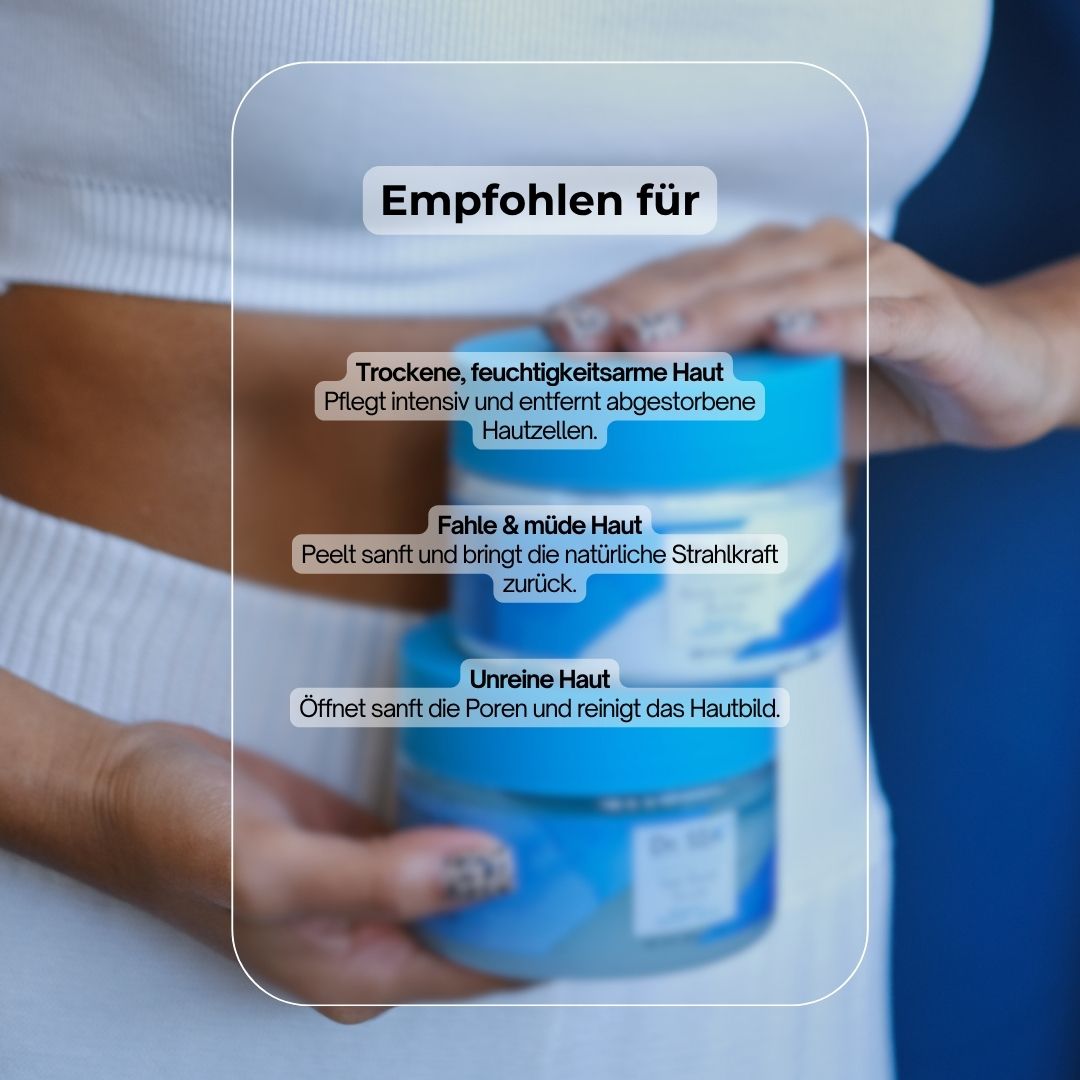 Zwei Tiegel "Dr. SEA Salt Body Scrub". Text: Empfohlen für trockene, feuchtigkeitsarme Haut, fahle & müde Haut, unreine Haut.