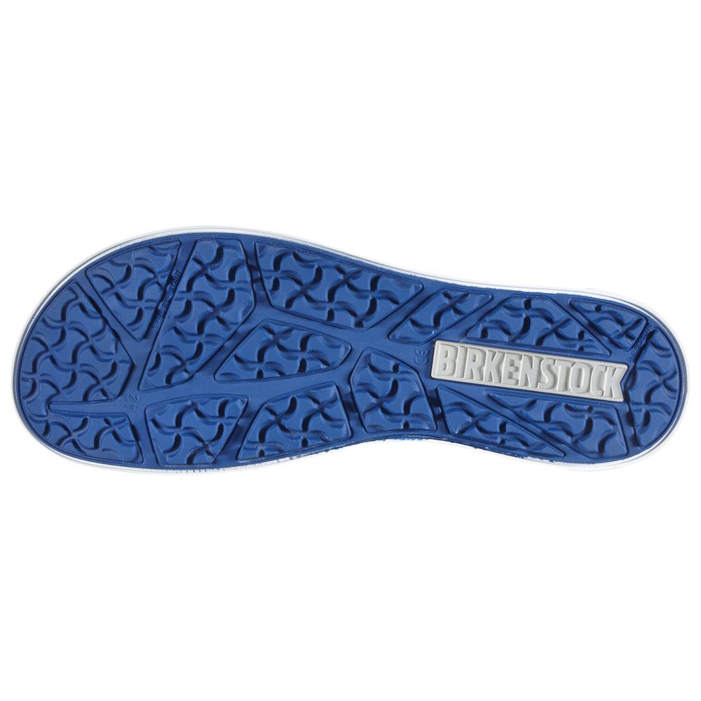 Blaue Schuhsohle mit Profil. Weißer Rand, Birkenstock-Schriftzug.