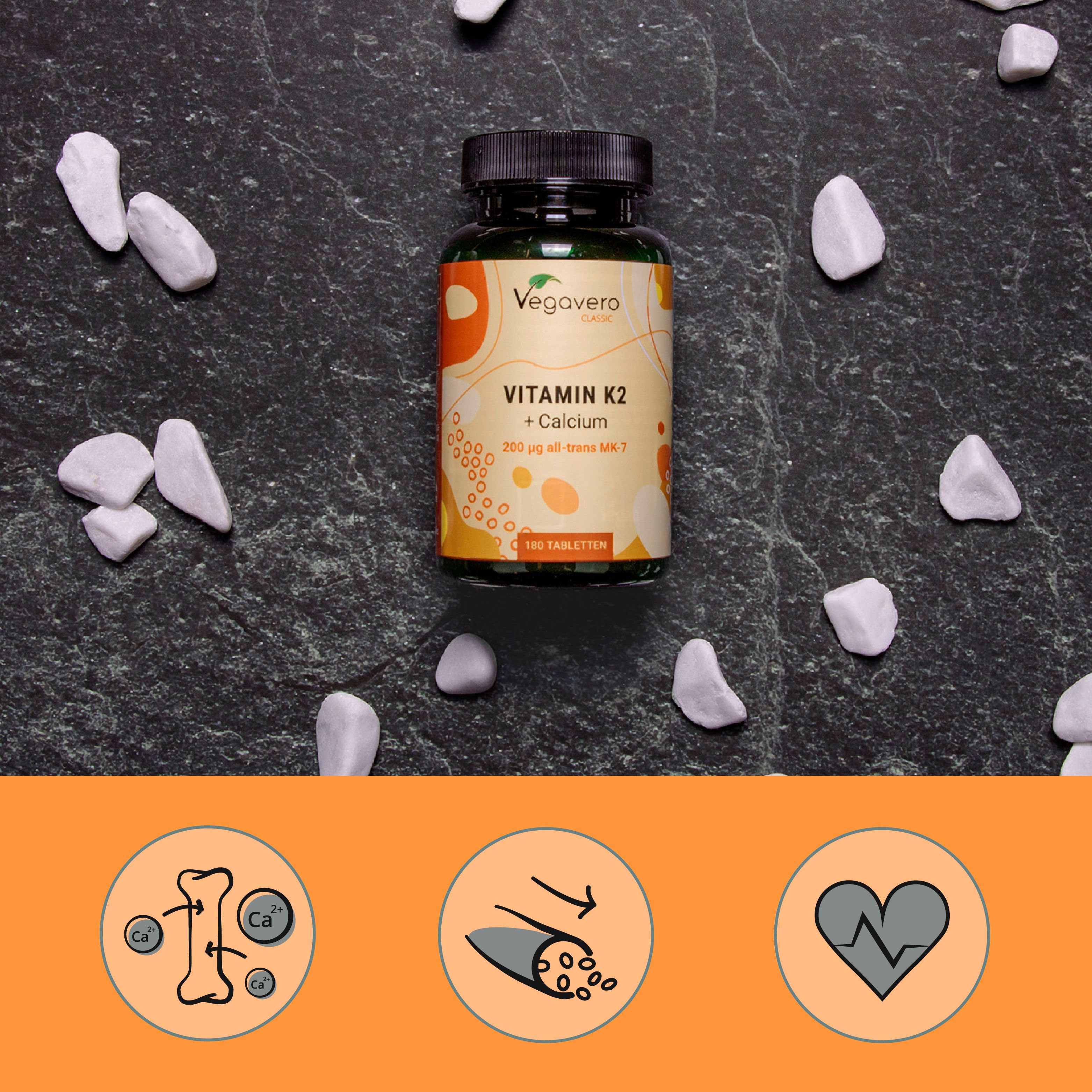 Vegavaro Vitamin K2 + Calcium Flasche auf dunklem Untergrund mit Steinen. Grafiken zeigen Knochen, Blutgefäße und Herz.