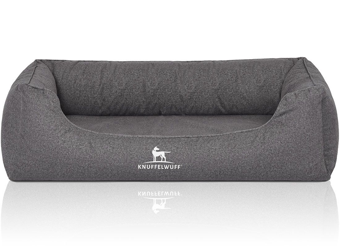 Graues orthopädisches Hundebett Malou. Rechteckige Form mit erhöhten Seiten. Knuffelwuff Logo. Reflektierende Oberfläche.