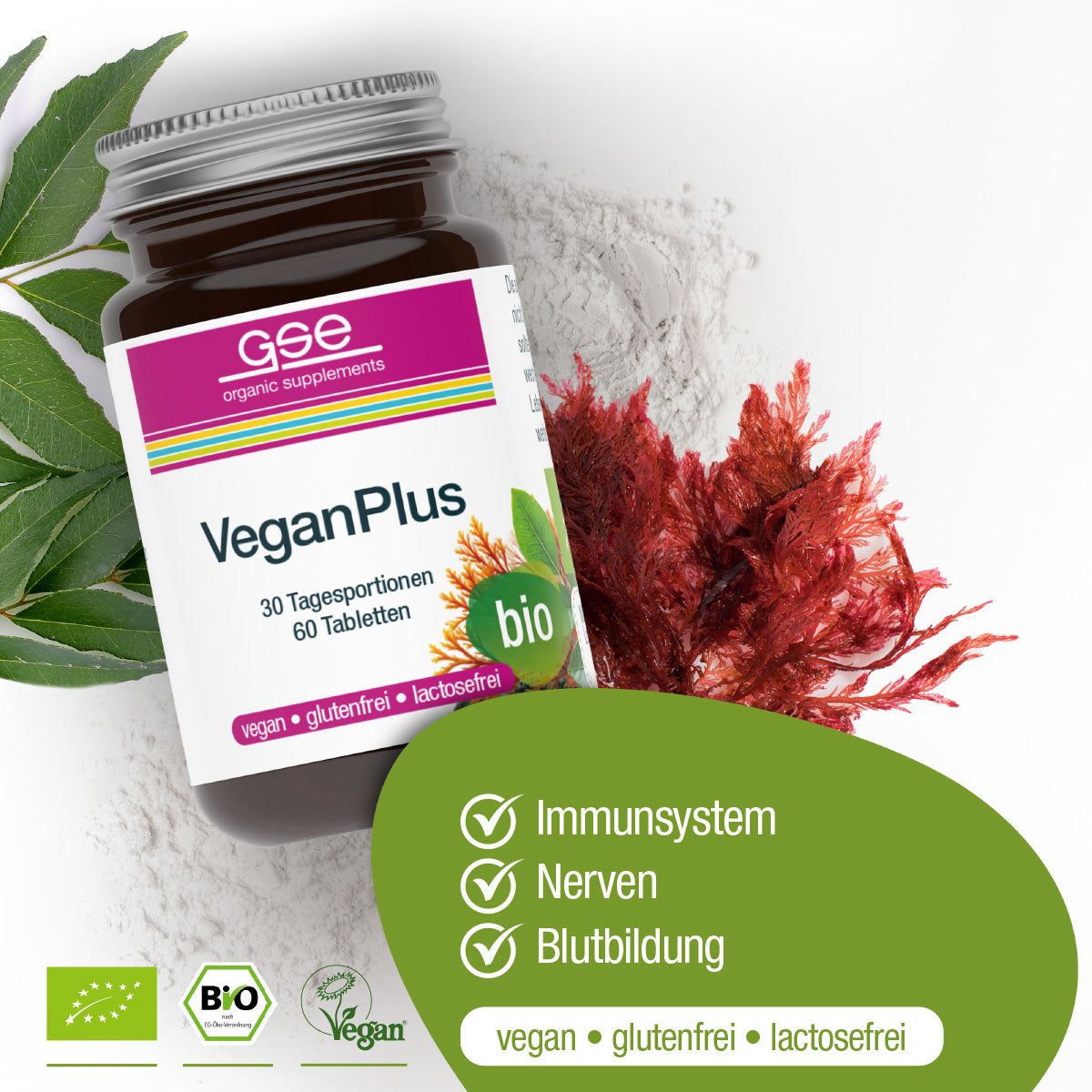 Braune Glasflasche mit VeganPlus-Etikett. Aufschrift: 30 Tagesportionen, 60 Tabletten. Bio-Siegel. Vegan-Siegel. Hintergrund mit Pflanzen.