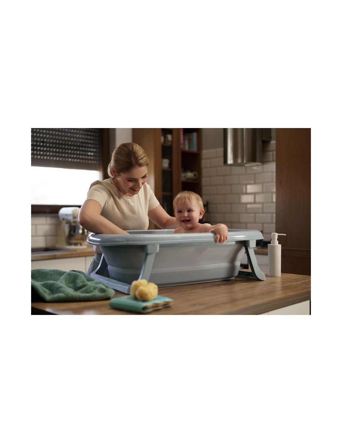 Faltbare Babybadewanne mit Ablaufstopfen